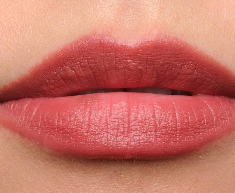 Chất son lì pha dưỡng nhẹ giúp bảo vệ đôi môi đẹp toàn diện Son Charlotte Tilbury Bond Girl