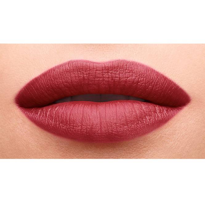 Lên màu chuẩn, bám màu tốt cùng lớp finish mỏng nhẹ, đậm chất Son YSL The Mats màu 204 ROUGE SCANDAL