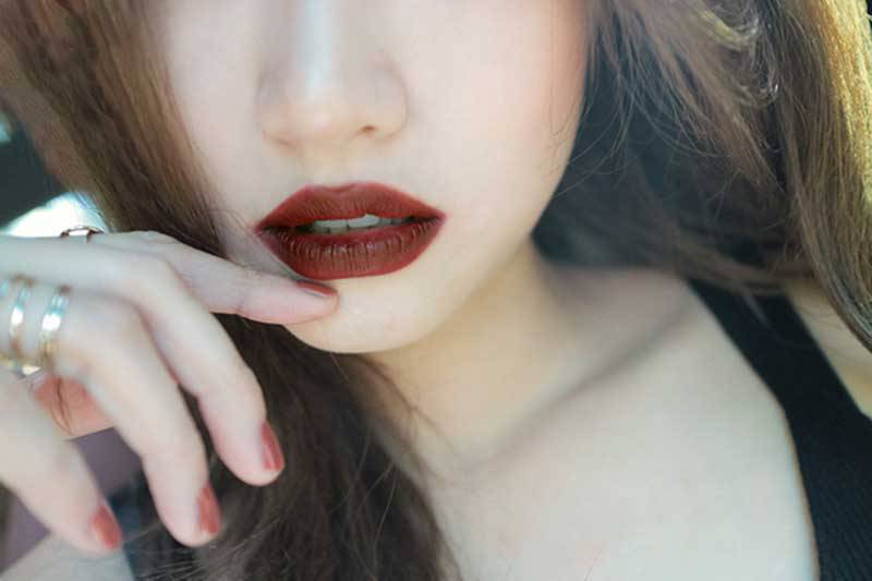 Son môi màu đỏ đất