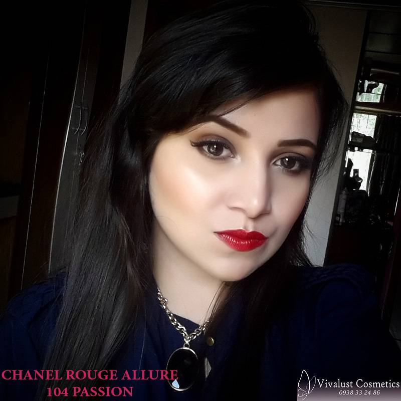 Son CHANEL màu 104 PASSION là dòng son lì có dưỡng nhẹ, mang đến đôi môi mịn màng và mềm mại. Son CHANEL màu 104 PASSION
