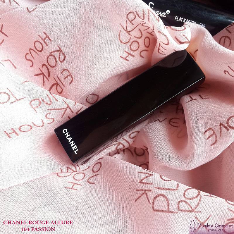 Son Chanel với thiết kế đơn giản nhưng tinh tế Son CHANEL màu 104 PASSION