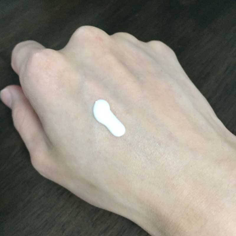 Kem chống nắng Muji Suncreen có dạng lỏng nên rất dễ sử dụng, bôi lên da thấm nhanh tức thì, không gây bết dính. Kem chống nắng Muji Suncreen SPF 30 PA +++