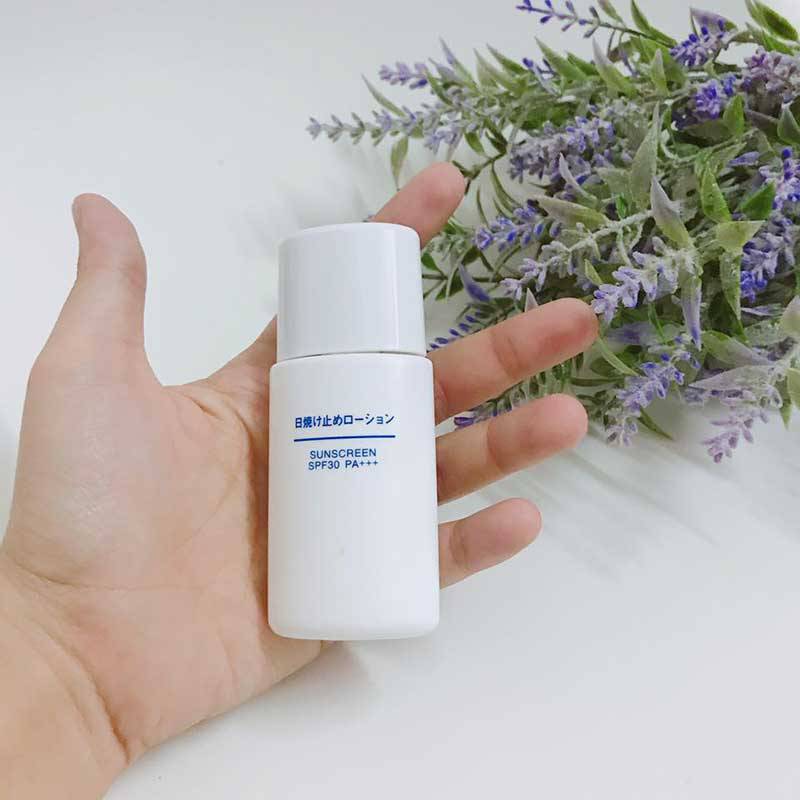 Kem chống nắng Muji không chỉ có tác dụng bảo vệ làn da khỏi tác hại của ánh nắng mà còn giữ ẩm hiệu quả Kem chống nắng Muji Suncreen SPF 30 PA +++