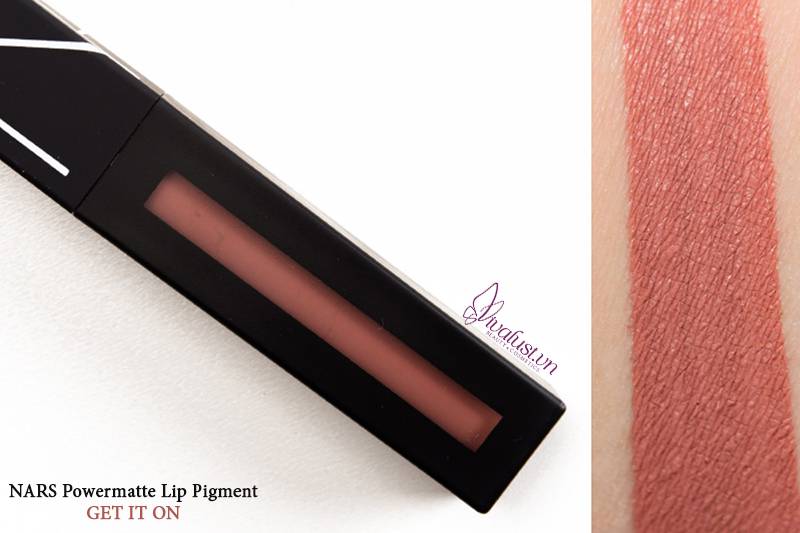Get It On - tone Nude Nâu tự nhiên như không hề dùng son, nhưng lại rạng rỡ và thu hút Get-It-On-Son-Kem-Li-NARS-Powermatte-Lip-Pigment-Vivalust-1-1.jpg