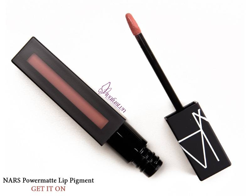 Đầu cọ nhỏ, thon dài giúp cho việc định hình khuôn môi chính xác hơn Son NARS Powermatte Lip Pigment màu Get It On