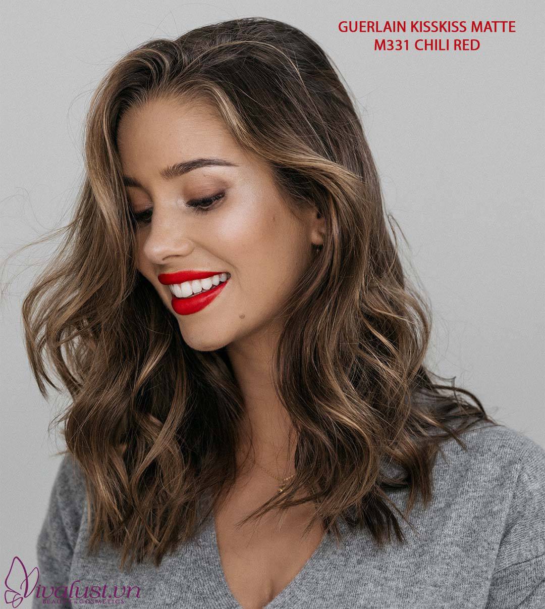 Ngoài làm bật tone màu da thì còn em Chili Red còn tạo hiệu ứng cho hàm răng trở nên trắng sáng hơn. Son-Guerlain-Kiss-Kiss-Matte-mau-M331-Chili-Red-Vivalust.vn-5-.jpg