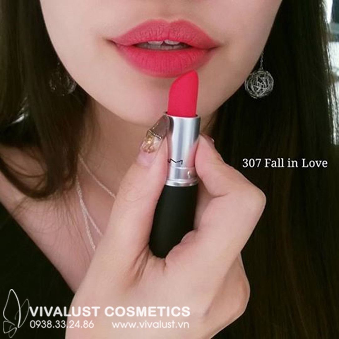 Màu 307 chính là màu son "chuẩn không cần chỉnh" cho các nàng da trắng lẫn da ngâm Son-MAC-Powder-Kiss-307-Fall-In-Love-Vivalust.vn-5-.jpg